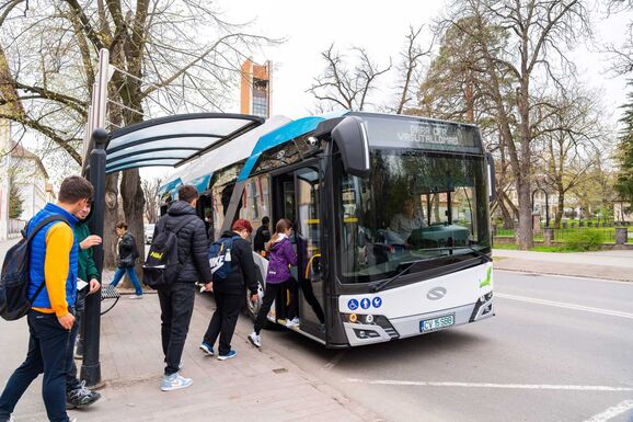 Könnyítés a diákoknak: szeptemberig érvényes, ingyenes buszbérletek jönnek
