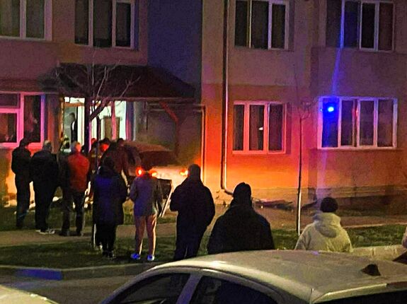 Autóval csapódott egy tömbház bejáratának egy csíkszeredai nő