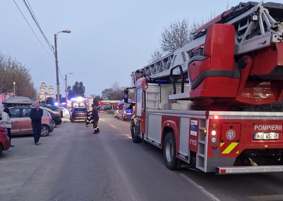 Lángba borult egy tömbház: kilenc személy, köztük három gyermek került kórházba 