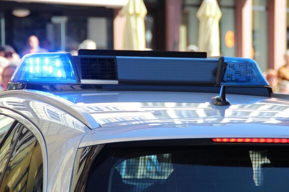 Előzetes letartóztatásba került egy fiatal, miután üveggel fejbe ütött egy rendőrt