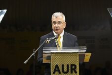 AUR-os szenátor: Magyarország gazdasági állapota vezetett a kormányváltáshoz 