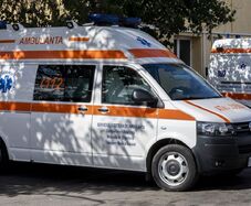 Öngyilkossági kísérlet a bankfiókban – Egy alkalmazott késsel vágta meg saját torkát