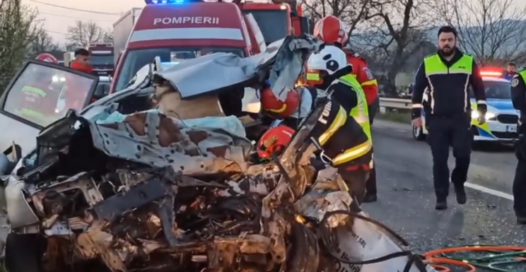 Személyautó és busz ütközött, egy 47 éves férfi meghalt, ketten megsérültek 