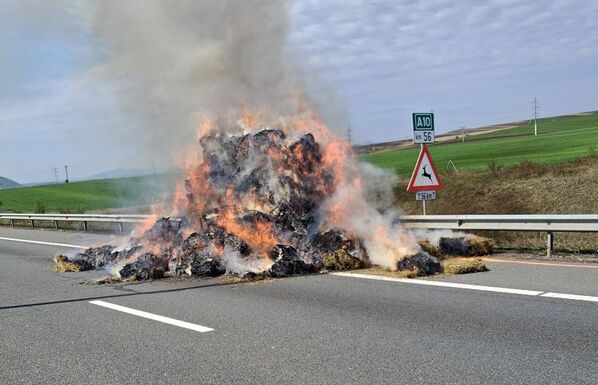 Lángra kapott egy lucernabálákat szállító teherautó az autópályán