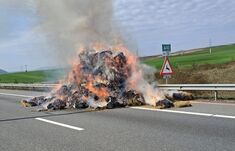 Lángra kapott egy lucernabálákat szállító teherautó az autópályán