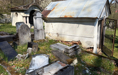 Elítélte a sírgyalázást a nagykövetség