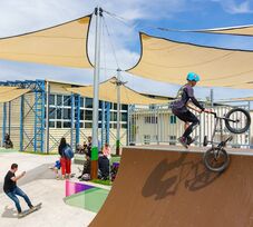 Újra pályára kerültek a sepsiszentgyörgyi gördeszkások és bringások