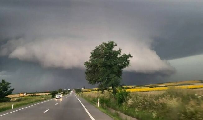 Heves záporra, viharos szélre, jégesőre adtak ki riasztást – Székelyföld egy része is érintett