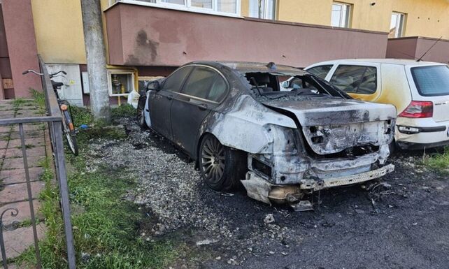 Szándékosan gyújtottak fel egy autót az erdélyi városban – Három gyanúsítottat őrizetbe vettek