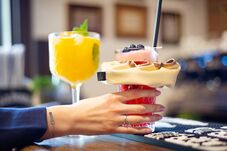 Vigyázz az italodra! A biztonságos bulizásra hívja fel a figyelmet a Kolozsvári Magyar Opera