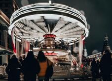 Meghibásodott a körhinta – 17 gyerek és fiatal 40 percre fejjel lefelé fenn rekedt (VIDEÓ)