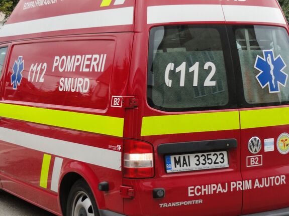 Felborult egy kisbusz Beszterce-Naszód megyében – Öt nő megsérült