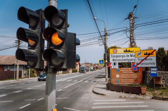 Káosz vagy megoldás? – Új jelzőlámpa borzolja a kedélyeket Marosvásárhely határában