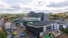 FRISSÍTVE: Kiugrott a váradi kórház második emeletéről egy férfi