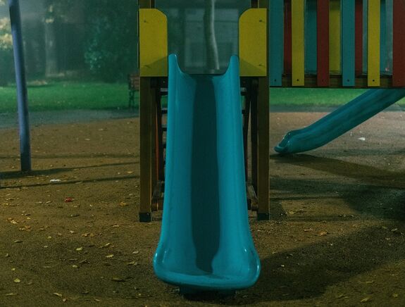 Súlyosan megsérült egy hároméves kisgyermek, miután leesett a csúszdáról