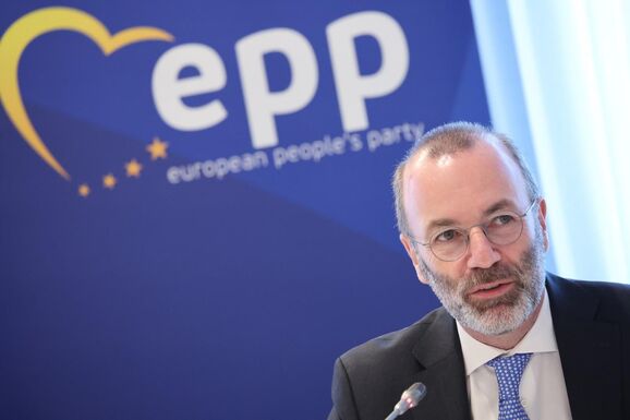 Bolojant dicsérte, a PSD-t bírálta Manfred Weber