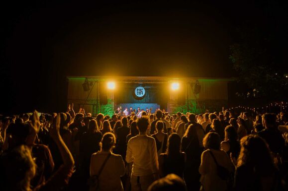 Világraszóló ritmusok: bejelentette első fellépőit a Méra Világzenei Csűrfesztivál