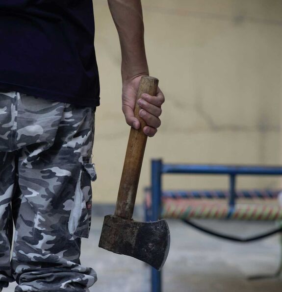 FRISSÍTVE – Őrjöngés Háromszéken: fejszével vert szét egy üzletet, egy intézményt és egy rendőrautót