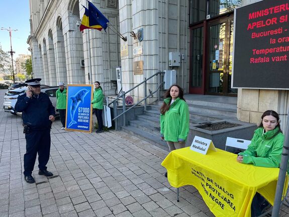 Greenpeace-aktivisták tüntetnek a környezetvédelmi minisztérium épülete előtt