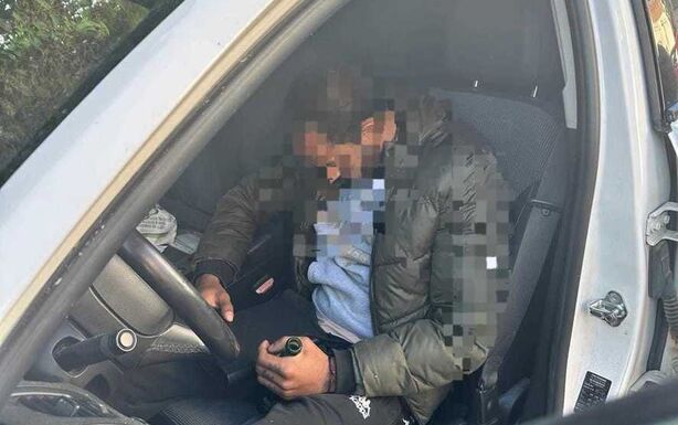 A tolvaj elszunyókált az autóban, amit éppen ki akart rabolni