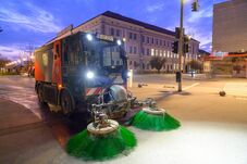 Hajnalban takarítanak, estére újra koszos – Madárürülékre panaszkodnak a sepsiszentgyörgyiek