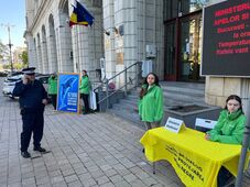 Greenpeace-aktivisták tüntetnek a környezetvédelmi minisztérium épülete előtt