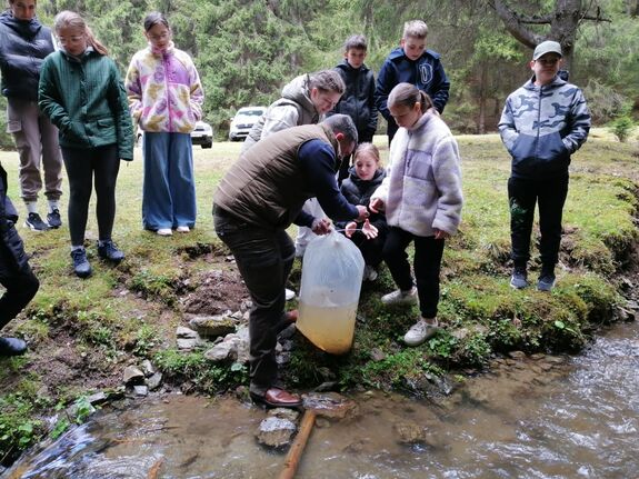 Kishorgász program: diákok telepítettek pisztrángot Gyergyócsomafalván