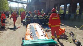 Szörnyű baleset: lezuhant a személygépkocsi a felüljáróról, miután összeütközött egy teherautóval