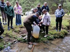 Kishorgász program: diákok telepítettek pisztrángot Gyergyócsomafalván