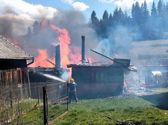 Kigyulladt ház, kidőlt fák, áramkimaradás – Mozgalmas vasárnapja volt a Hargita megyei tűzoltóknak