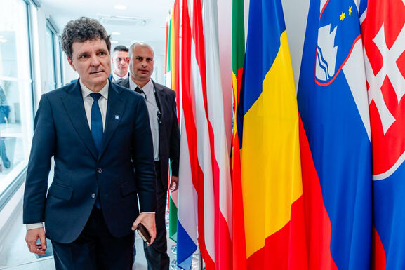 Nicuşor Dan hétfőn ismét egyeztet, a PSD bizalmatlansági indítványra készül