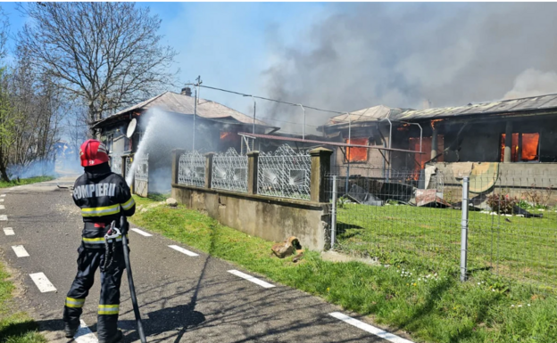 FRISSÍTVE – Harminckét ház égett le egy faluban, több száz embernek kellett elhagynia otthonát (VIDEÓ)