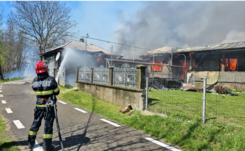 Harminckét ház égett le egy faluban, több száz embernek kellett elhagynia otthonát