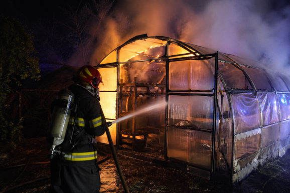 Robbanás miatt tűz ütött ki egy üvegházban Marosvásárhelyen