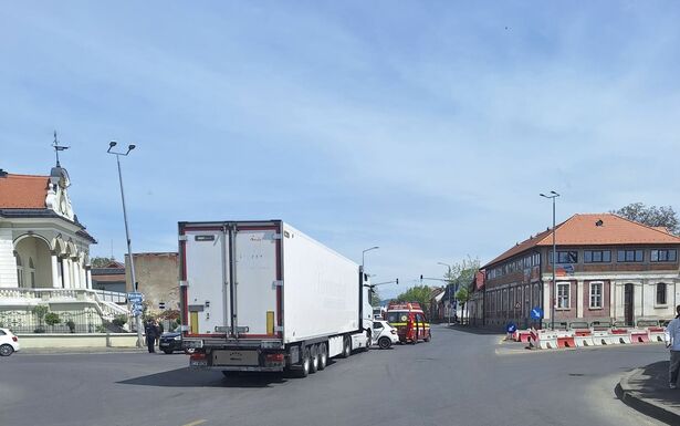 Tolta maga előtt a kamion a személyautót egy marosvásárhelyi körforgalomban (VIDEÓ)