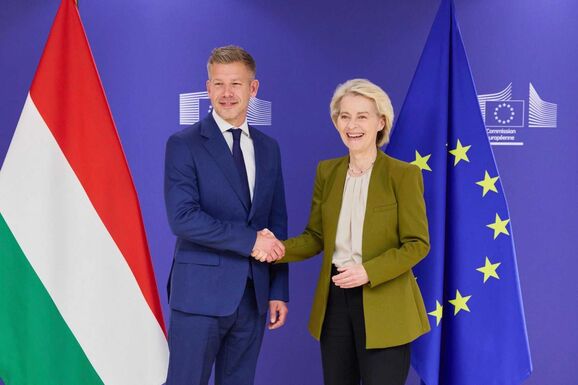 A befagyasztott uniós forrásokról tárgyalt Magyar Péter Brüsszelben 