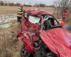 Tragédia az országúton: egy sofőr életét vesztette, miután gépkocsija két teherautóval ütközött (VIDEÓ)