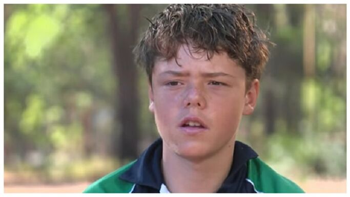 Hőstett: Egy 13 éves fiú négy órán át úszott az óceánban, hogy megmentse édesanyját és testvéreit (VIDEÓ)