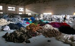 Kötelező gyűjtés, drága megoldások: mit kezdenek az erdélyi városok a textilhulladékkal?