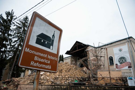 FRISSÍTVE: Nem találtak áldozatokat a szilágycsehi templomtorony romjai alatt – Vizsgálat indul a munkálatok ellenőrzésére (VIDEÓ)