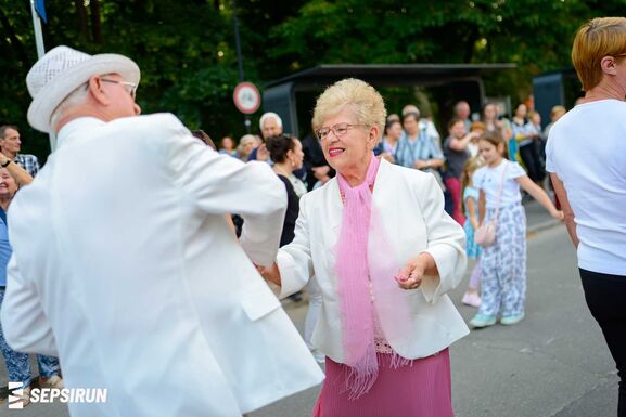 Megtáncoltatják a sepsiszentgyörgyi időseket – Újraindul a Szenior Táncklub