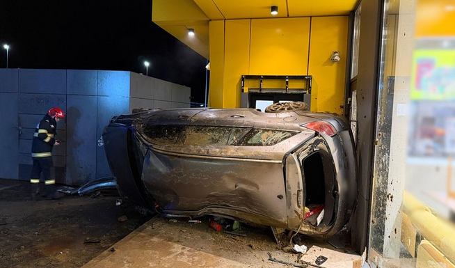 Bevásárlóközpont gyorsétkezdéjének hajtva törte össze autóját egy férfi