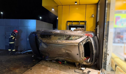 Bevásárlóközpont gyorsétkezdéjének hajtva törte össze autóját egy férfi