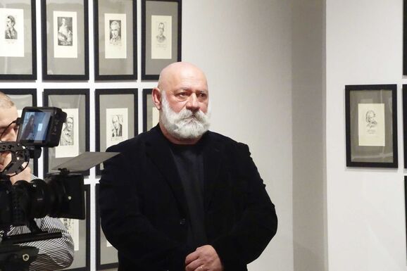 Siklódy Ferenc grafikusművész tart tárlatvezetést Székelyudvarhelyen