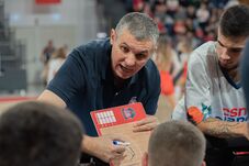 „Ez a világ teljesen megbolondult” – Több mint tizenhat év után leköszön a váradi kosarasok edzője