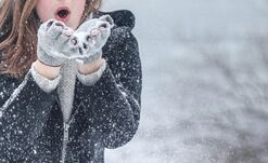 Visszatér a fagy: Havazásra, ónos esőre és erős szélre figyelmeztetnek