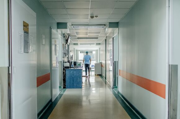 Súlyos bántalmazás: élet és halál között van egy négyéves kislány