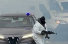 Símaszkos fegyveresek robbantottak pénzszállítót az országúton (VIDEÓ)