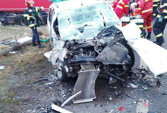 Kisteherautónak ütközött egy személyautó: hárman megsérültek