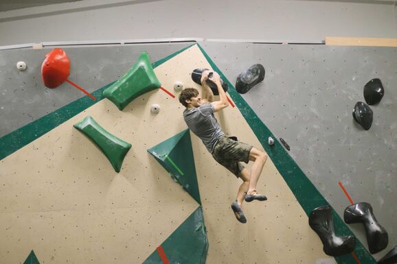 „Szerelem volt első látásra” – A kolozsvári Petrov Áron elszántan mászik álmaiért (VIDEÓ)